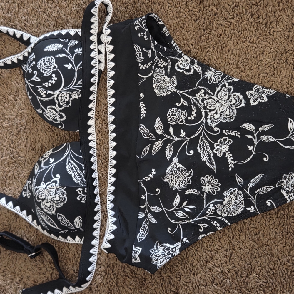 Cupshe Black and White Floral Bikini Halter Top